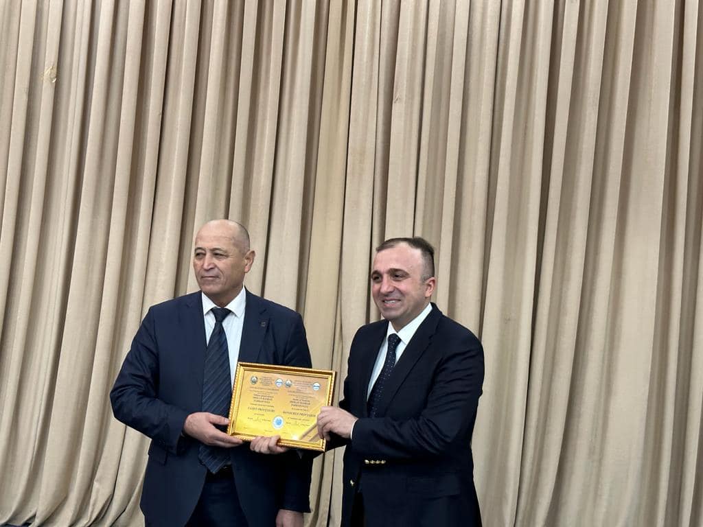 Fəxri diplomun təqdim edilməsi